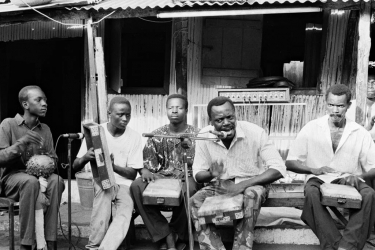 Um outro grupo importante de Cotonu é a Association Brésilienne de Cotonu. Músicos da burrinha com seus instrumentos tradicionas. No microfone, Sr. Lawson. - 18 de fevereiro de 1996 - Porto Novo, Benim
