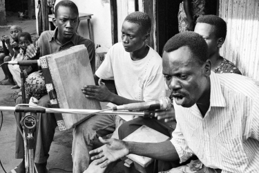 Association Brésilienne de Cotonou, que  se reúne na casa da família Lawson. Músicos da bourian, tendo o Sr. Lawson no microfone. - fevereiro de 1996 - Cotonu, Benim
