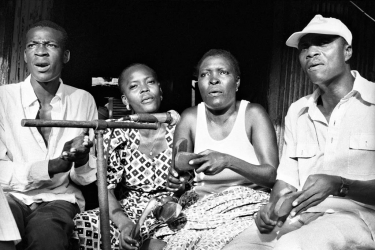 Association Brésilienne de Cotonou, que  se reúne na casa da família Lawson. Músicos tocam as plaquinhas de madeira chamadas “atewo” em nagô, também utilizado no boi de matraca do Maranhão. - fevereiro de 1996 - Cotonu, Benim