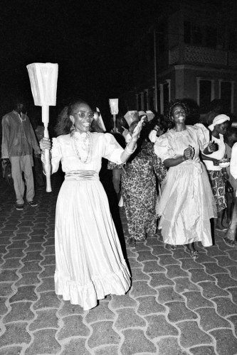 Desfile na véspera da missa do Bonfim. No primeiro plano, a Sra. Amégan, née Campos, vestida à