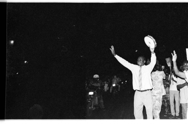 Desfile na véspera da missa do Bonfim, com os braços erguidos, Jean Amaral. - 20 de janeiro de 1996 - Porto Novo, Benim
