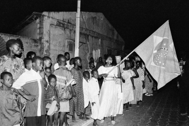 Desfile na véspera da missa do Bonfim. Em destaque, a porta-bandeira Evélyne Mariano. - 20 de janeiro de 1996 - Porto Novo, Benim