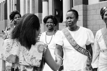 A sra. Martins, bisneta de Domingos José Martins, recepciona os agudás na missa solene de celebração do N.S. do Bonfim na Catedral de Porto Novo. - 22 de janeiro de 1995 - Porto Novo, Benim