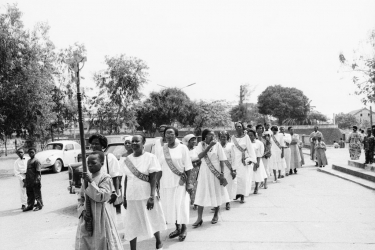 Após a missa, os membros da comunidade agudá saem em procissão da igreja. - 22 de janeiro de 1995 - Porto Novo, Benim