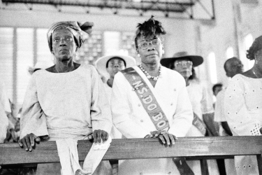 Missa solene de celebração de N. S. do Bonfim na igreja de São Francisco Xavier; nos primeiros bancos, os membros da Irmandade, uns 30 homens e mulheres vestidos de branco com a faixa do Bonfim. - 21 de janeiro de 1996 - Porto Novo, Benim