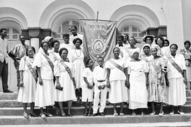 Membros da irmandade com estandarte da