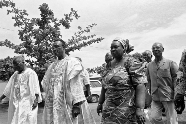 No primeiro plano, Honoré Feliciano de Souza e sua esposa, logo atrás, Noel de Souza e, meio encoberto, Marcelin de Souza. vestindo uma suntuosa  iorubana. - 5 de outubro de 1995 - Abomé, Benim