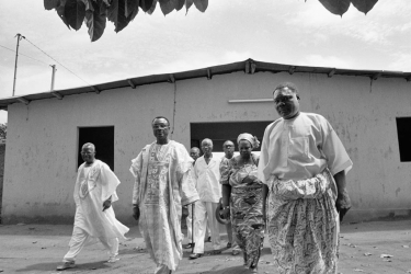 Uma vez escolhido chefe da Família De Souza, Honoré Julião Feliciano de Souza foi levado à presença do rei Agoli-Agbo Dédjahagni para reivindicar o título de Chachá.  - 5 de outubro de 1995 - Abomé, Benim