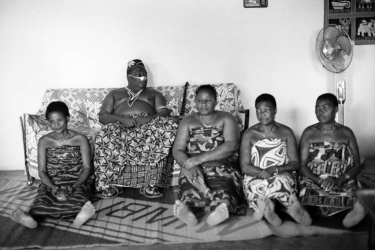 O rei Agoli-Agbo Dédjahagni e suas acompanhantes. - 5 de outubro de 1995 - Abomé, Benim