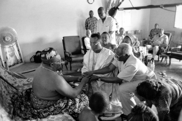 O rei Agoli-Agbo recebe cerimonialmente Honoré Julião Feliciano de Souza e sua comitiva no salão de seu palácio particular em Abomé. Ao lado do Chachá, o sr. Marcelin, ambos secundados por duas tassinons.  - 5 de outubro de 1995 - Abomé, Benim