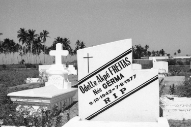 Túmulo de Odette Akpé Freitas née Germa (1942-1977) - 1995 - Cemitério de Aguê, Benim