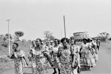 O Chachá VIII chega ao Palácio Real de Singbodji para a cerimônia de outorga dos atributos de poder da corte de Abomé acompanhado das tassinons que cantam louvações em sua homenagem. - 16 de fevereiro de 1996 - Abomé, Benim