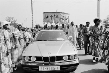 O Chachá VIII chega ao Palácio Real de Singbodji para a cerimônia de outorga dos atributos de poder da corte de Abomé. - 16 de fevereiro de 1996 - Abomé, Benim