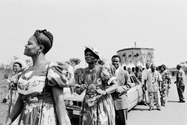 O Chachá VIII chega ao Palácio Real de Singbodji para a cerimônia de outorga dos atributos de poder da corte de Abomé acompanhado das tassinons que cantam louvações em sua homenagem. - 16 de fevereiro de 1996 - Abomé, Benim