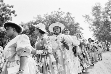 As tassinons cantam as louvações para o Chachá VIII. - 16 de fevereiro de 1996 - Abomé, Benim