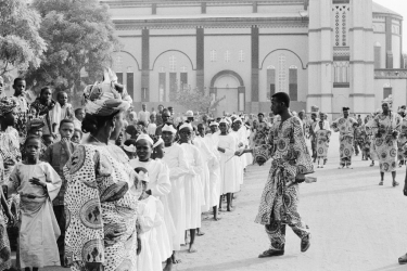 Festa da Epifania. Missa campal em frente à catedral de Porto Novo, famílias inteiras vieram vestidas com o mesmo tecido. - 8 de janeiro de 1995 - Porto Novo, Benim