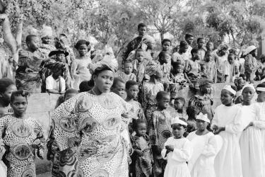 Festa da Epifania. Missa campal em frente à catedral de Porto Novo, famílias inteiras vieram vestidas com o mesmo tecido. - 8 de janeiro de 1995 - Porto Novo, Benim