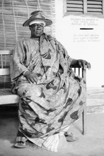 Daagbo Hounon, chefe supremo do culto vodu desde a conquista do reino huêda por Abomé na sua residência no bairro de Sogbadji. Compete ao Daagbo Hounon autorizar a celebração da cerimônia anual do templo Dagoun, chamada “Xwétanou”, e é ele em pessoa que preside o início  e o encerramento dos trabalhos.  - 5 de setembro de 1994 - Uidá, Benim