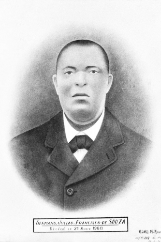 Reprodução de retrato fotográfico de Germano Julião Francisco de Souza ,  exposto em residência da família De Souza em Lomè. - 21 de agosto de 1908 - Lomé, Togo