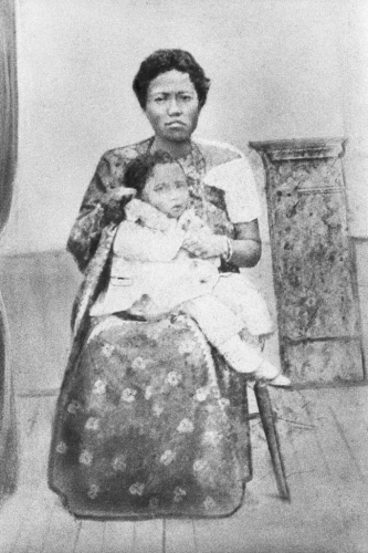 Sra. Francisca de Medeiros, filha caçula de Francisco F. De Souza,o Chacá I,  com seu filho Cesário no colo. Reprodução de foto original 30x40cm, com retoque de época (álbum da família Sra. Patterson). - c.1873