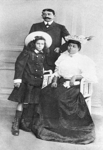 Cândida de Medeiros com seu esposo Achilles Beraud e a filha Clotilde (álbum de família da sra. Francisca Patterson). - s/d