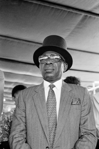 Karin Urbain Silva, neto de Ignacio Paraíso e, na ocasião, presidente da nova “Association des Ressortissants Brésiliens – Associação de Descendentes de Brasileiros”, na cerimonia de entronização do Chachá VIII. - 7 de outubro de 1995 - Uidá (Singbomey), Benim