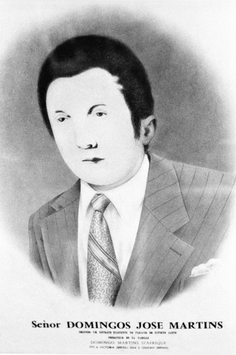 Reprodução de um retrato a óleo de Domingos Jose Martins, que se encontra no salão da residência de Lucien A. Domingos, em Cotonu. Na legenda, pode-se ler “Fundador da família Domingos Martins da África” - s/d
