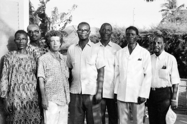 Conselho da família Domingos. Segundo à esquerda, Milton Guran e, ao seu lado esquerdo, sr. Lucien Avyt Domingos - fevereiro de 1996 - Cotonu, Benim