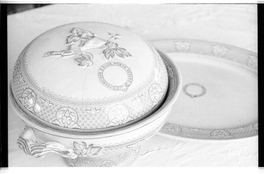 Sopeira e prato em porcelana, personalizados com o nome de Francisco Olympio da Silva, quando ele morava em Agbografo (Porto Seguro) e usava ainda o sobrenome Da Silva (acervo da família). - 10 de junho de 1995 - Lomé, Togo