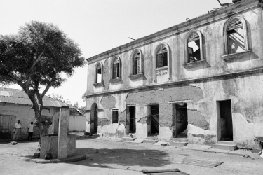Mansão construída no fim do século XIX por Martin Vieyra, o primogênito de Sabino. Embora um pouco arruinada, esta mansão continua sendo a maior e mais bela e imponente construção de Abomé-Calavi, hoje um subúrbio de Cotonu. - 1995 - Abomé-Calavi, Cotonu