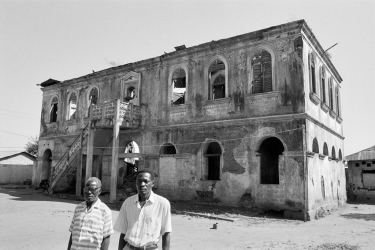Casa da família Vieyra, em primeiro plano Alfred Vieyra e Leon Vieyra. Alfred Vieyra foi presidente da Associação DJAKAHWENDO de Abomé-Calavi. Leon Vieyra, neto de Euzebe Vieyra, já falecido, antigo funcionário do OCBN, era um grande feiticeiro.  - 1995 - Abomé-Calavi, Cotonu