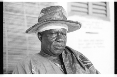 Daagbo Hounon, chefe supremo do culto vodu desde a conquista do reino huêda por Abomé na sua residência no bairro de Sogbadji - 5 de setembro de 1994 - Uidá, Benim