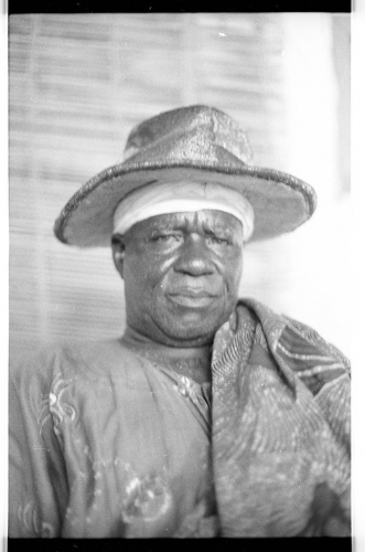 Daagbo Hounon, chefe supremo do culto vodu desde a conquista do reino huêda por Abomé na sua residência no bairro de Sogbadji - 5 de setembro de 1994 - Uidá, Benim