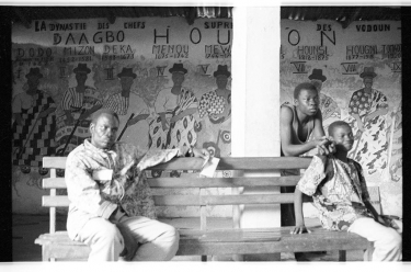 Sala de audiência do Daagbo Hounon, chefe supremo do culto vodum. No parede de fundo, painel a sucessão dos chefes supremos do culto vodum. - 5 de setembro de 1994 - Uidá, Benim